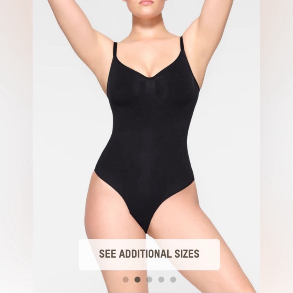 NWOT SKIMS seamless sculpting bodysuit brief in Onyx